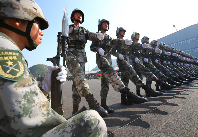 参训官兵在阅兵村进行训练