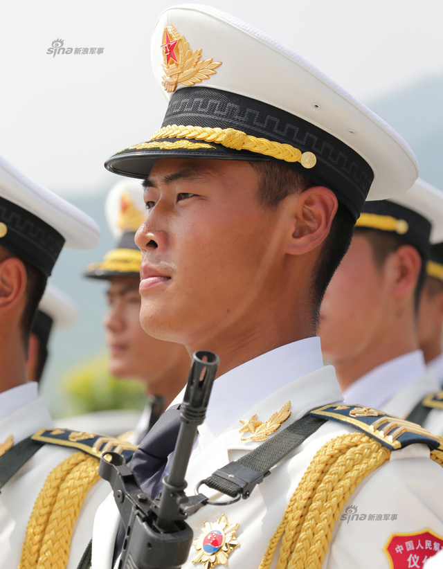 参训官兵在阅兵村进行训练