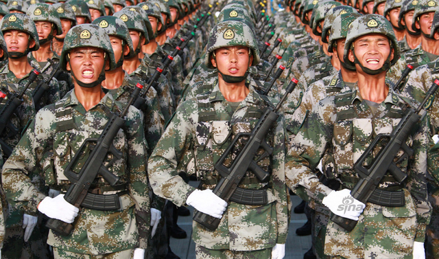 参训官兵在阅兵村进行训练