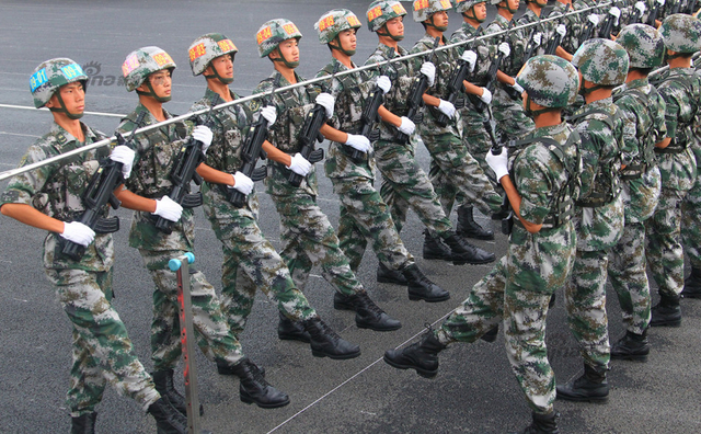 参训官兵在阅兵村进行训练