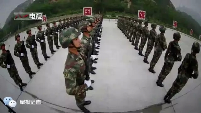 “9-3”阅兵部队男女官兵京郊进行冲刺训练