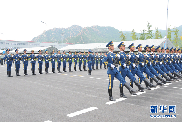 “9-3”阅兵部队男女官兵京郊进行冲刺训练