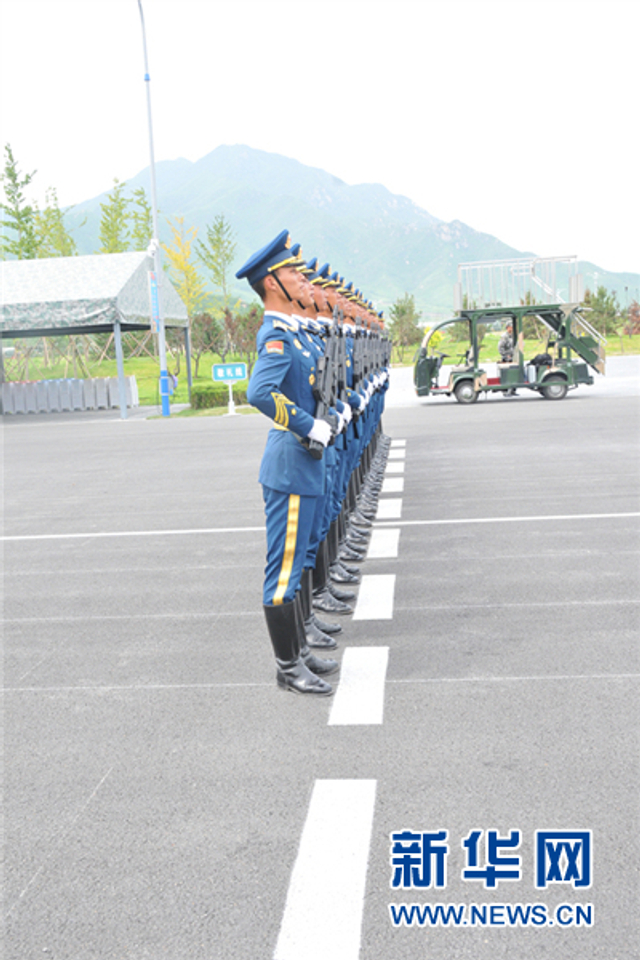 “9-3”阅兵部队男女官兵京郊进行冲刺训练