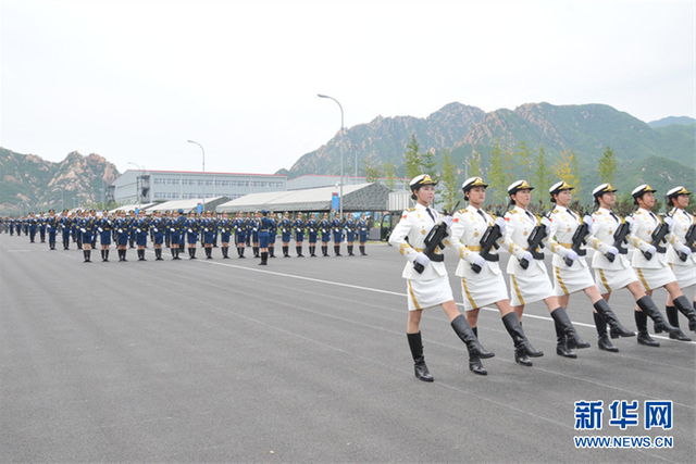 “9-3”阅兵部队男女官兵京郊进行冲刺训练