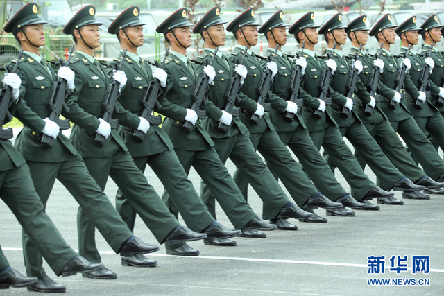 “9-3”阅兵部队男女官兵京郊进行冲刺训练