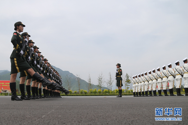 “9-3”阅兵部队男女官兵京郊进行冲刺训练