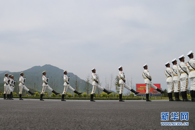 “9-3”阅兵部队男女官兵京郊进行冲刺训练