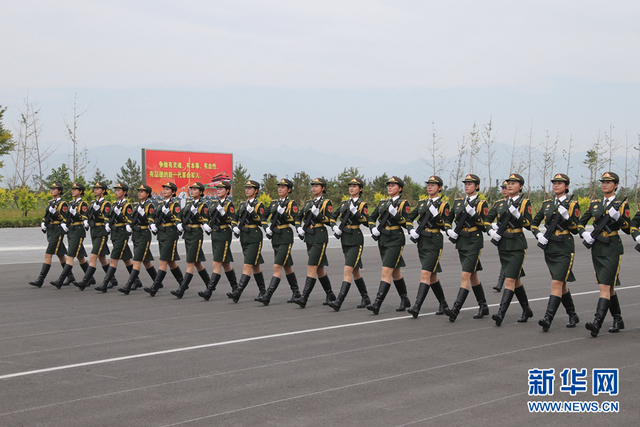 “9-3”阅兵部队男女官兵京郊进行冲刺训练