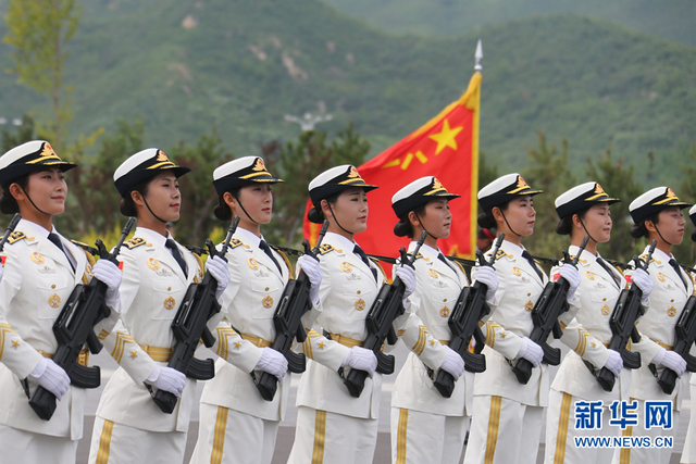 “9-3”阅兵部队男女官兵京郊进行冲刺训练