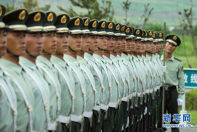 “9-3”阅兵部队男女官兵京郊进行冲刺训练