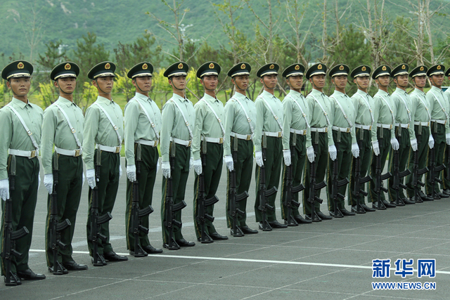 “9-3”阅兵部队男女官兵京郊进行冲刺训练