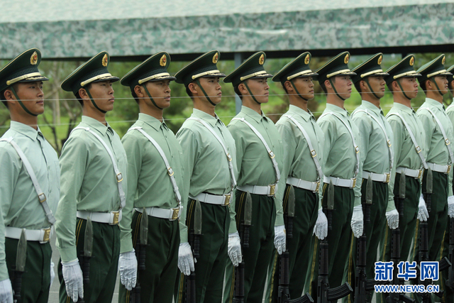 “9-3”阅兵部队男女官兵京郊进行冲刺训练