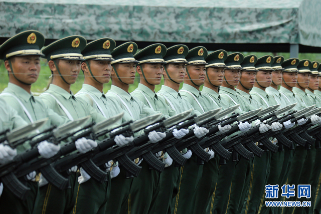 “9-3”阅兵部队男女官兵京郊进行冲刺训练