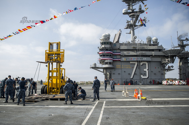 美军3艘航母齐聚军港里根号华盛顿号交换任务