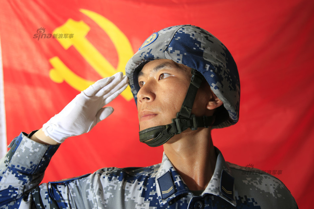 空军方队苦练风雨不停 将军单独训士兵喷水降温