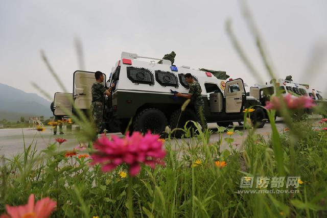 武警雪豹突击队方队亮相 乘国产高机动战车受阅