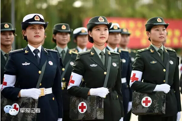 跟拍受阅漂亮女医疗兵训练一天 :再苦也值得_新浪图片