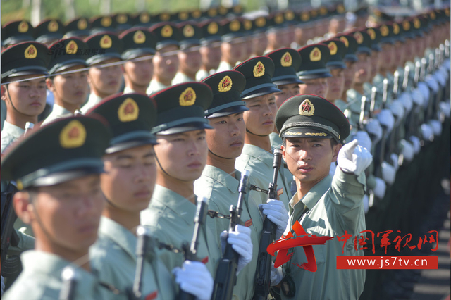 教练员示意团员眼睛看的角度