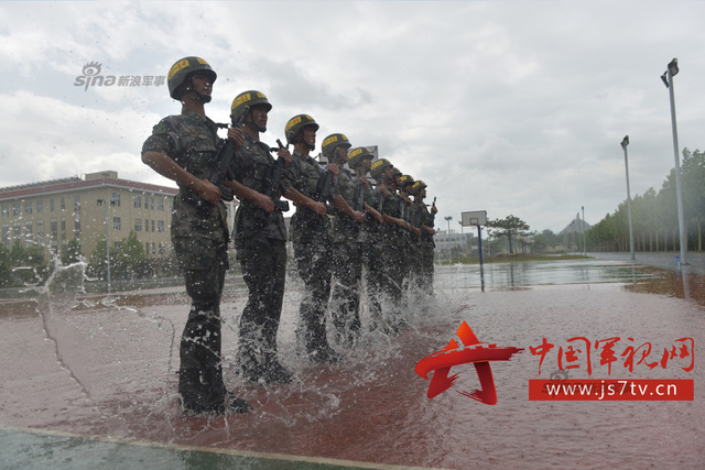 雨后进行踢腿定型训练-王东辉、杨宇摄影报道