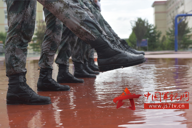 雨后进行踢腿定型训练-王东辉、杨宇摄影报道