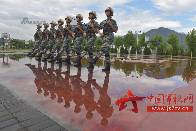 雨后进行踢腿定型训练-王东辉、杨宇摄影报道
