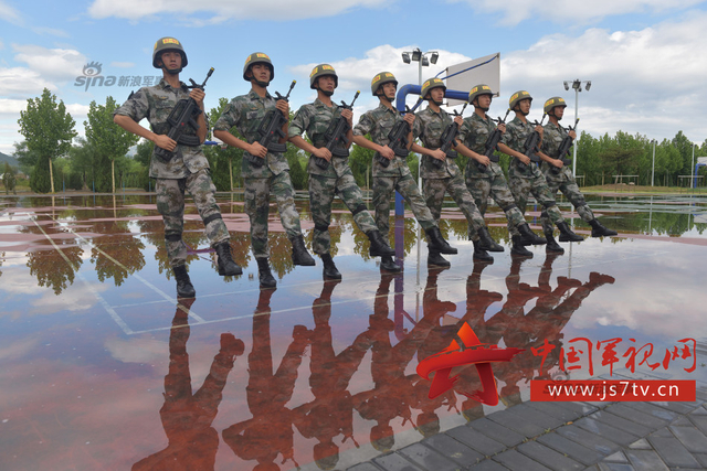 雨后进行踢腿定型训练-王东辉、杨宇摄影报道1