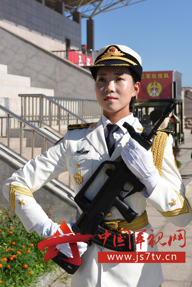 三军仪仗队女队员首次亮相阅兵