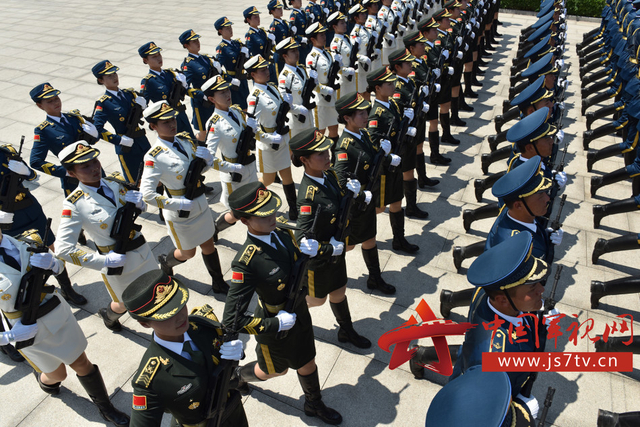 三军仪仗队女队员首次亮相阅兵