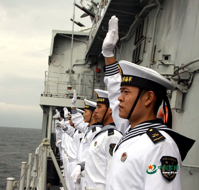 泰州舰官兵向俄方舰艇挥手致意