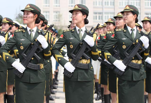 受阅女兵敢和男兵掰手腕