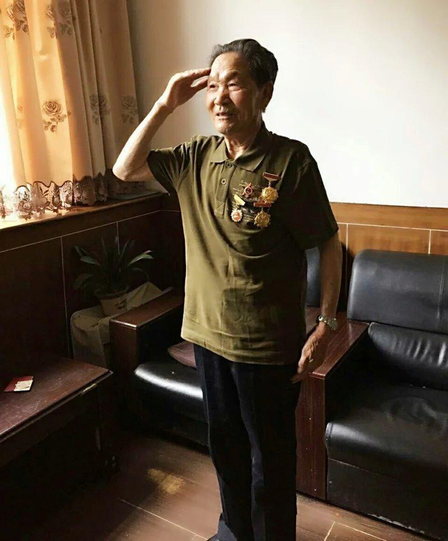 老兵获颁抗战胜利纪念章 激动落泪