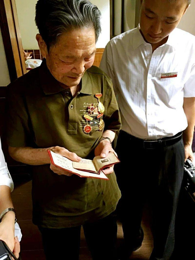 老兵获颁抗战胜利纪念章 激动落泪