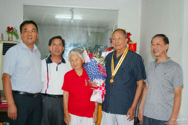 老兵获颁抗战胜利纪念章 激动落泪