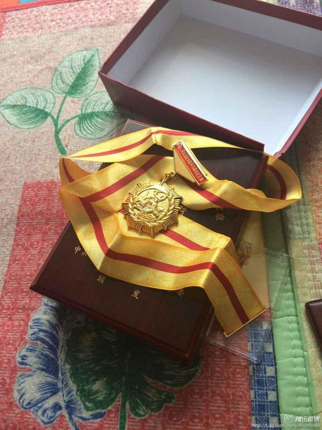 老兵获颁抗战胜利纪念章 激动落泪