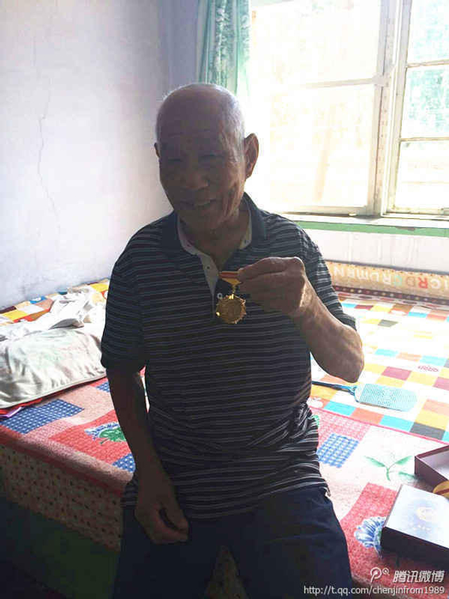 老兵获颁抗战胜利纪念章 激动落泪