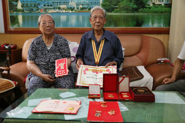 老兵获颁抗战胜利纪念章 激动落泪