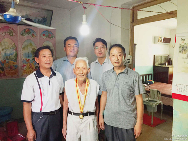 老兵获颁抗战胜利纪念章 激动落泪