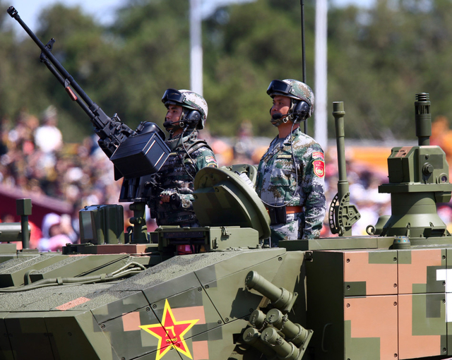 坦克方队接受检阅3