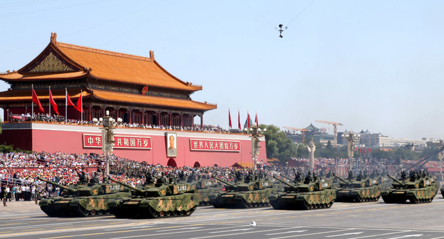 坦克方队接受检阅