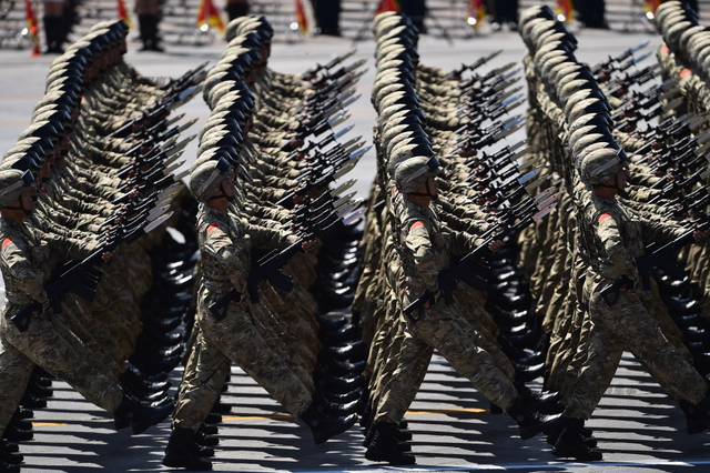 “攻坚英雄连”英模部队方队接受检阅