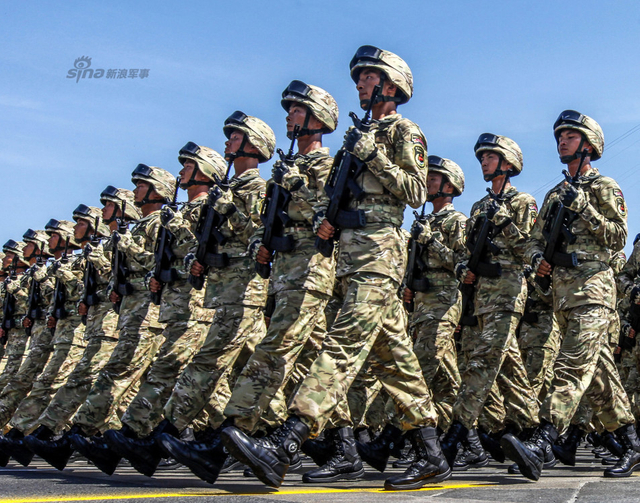 “狼牙山五壮士”英模部队方队通过天安门广场