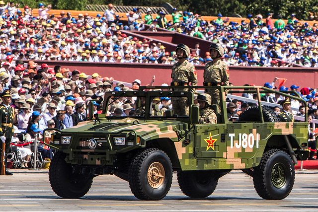 轻型突击车方队接受检阅