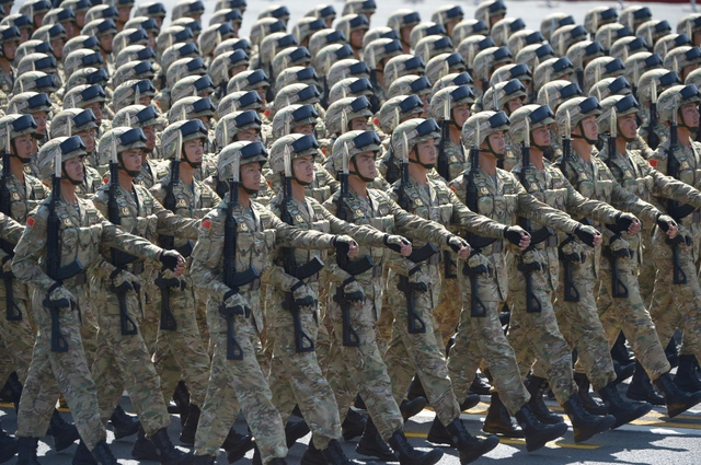 “攻坚英雄连”英模部队方队接受检阅