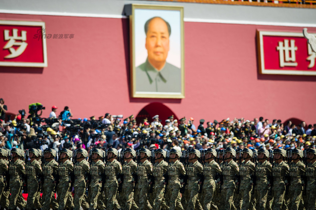 “攻坚英雄连”英模部队方队接受检阅