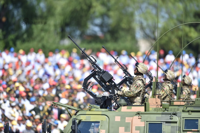 轻型突击车方队通过天安门广场