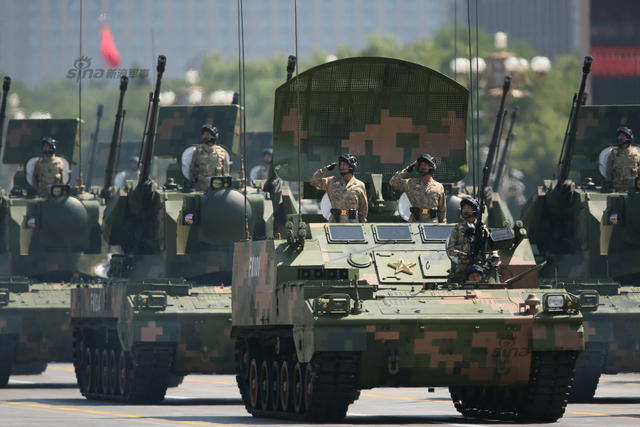 高射炮兵方队通过天安门广场