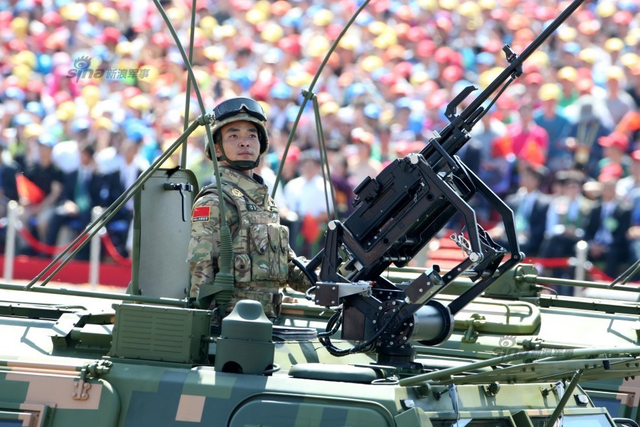 轻型突击车方队通过天安门广场