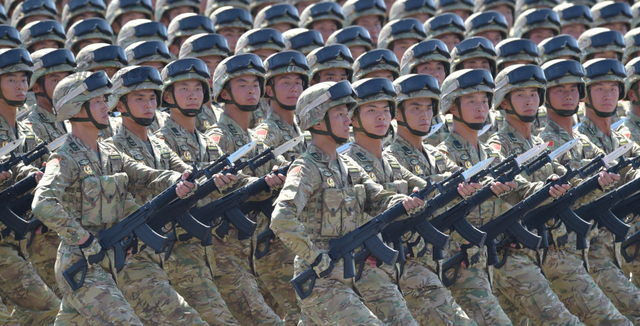 “攻坚英雄连”英模部队方队接受检阅