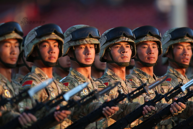 身着新式多地形迷彩作战服的方队最后演练