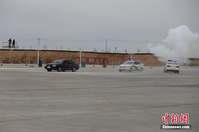 警车对逃跑车辆进行追击并激烈交火